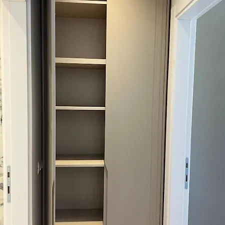 Modern Near Blloku טיראנה